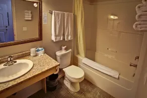 Lake Country Inn - Bathroom