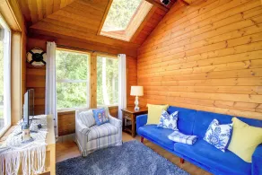 Walk to Beach! Kitsap Coast Retreat w/ Hot Tub - Interiör