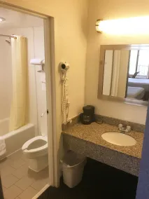 Days Inn & Suites by Wyndham Mobile - Salle de bain