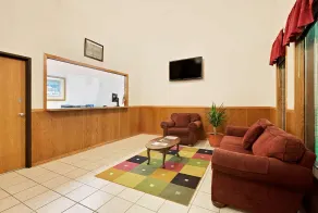 Super 8 by Wyndham Marshall - Lobby