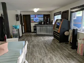Lake Breeze Resort - Interior entrance