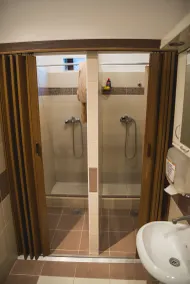 Reveller's Hostel - Bathroom