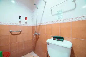 RedDoorz at La Casa Guesthouse former RedDoorz at Tamarind Street Angeles City - Salle de bain