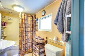 Colorful Cottage w/ Hot Tub - Steps to Long Lake! - Innvendig