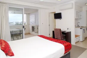 'The Sand Dollar' Central Cairns Chic with Adjacent Studio - Room