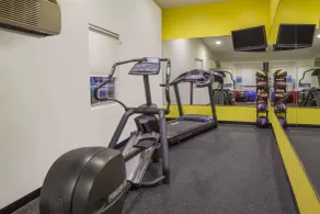 Days Inn by Wyndham Woodbury Long Island - Fitness facility
