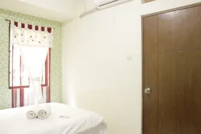 Spacious and Stylish 1BR Gateway Ahmad Yani Cicadas Apartment By Travelio - Værelse