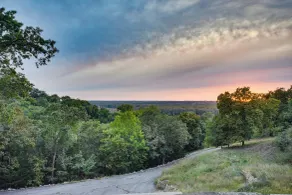 Scenic Getaway w/ Fire Pit & Grill in Columbia! - Interiör