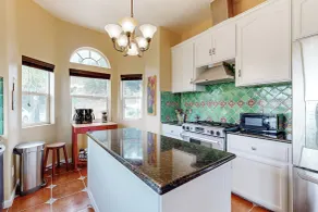 3BR Updated Mtn-view Home w/ Hot Tub & Fireplace - Innvendig
