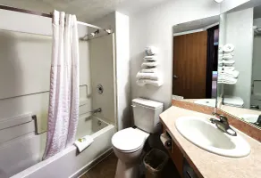 Super 8 by Wyndham Austin North/University Area - Bathroom