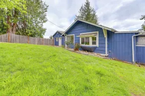 10 Mi to South Beach & Newport: Home w/ Deck! - Interior