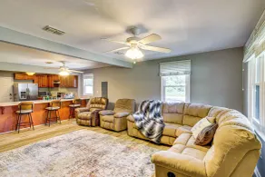 2 Mi to Shops & Eats: Family Home in Donalsonville - Interiør