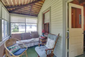 'Grandma's Cottage' w/ Sunroom: Walk to Beach - Intérieur