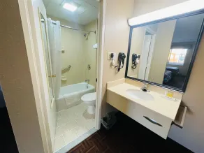 Super 8 by Wyndham Gloucester - Salle de bain