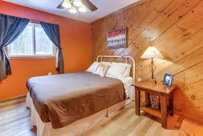 Lakefront Suring Home w/ Pool Table + Views! - Innenbereich