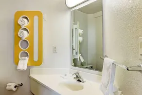 Super 8 by Wyndham Aurora East - Salle de bain
