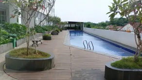 2Br Near Cisauk Station At Serpong Garden Apartment - Piscine