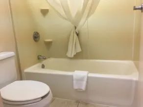Days Inn & Suites by Wyndham Albuquerque North - Salle de bain