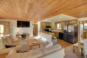 Peaceful & Idyllic Forest Cabin w/ Pool Table - Interiør