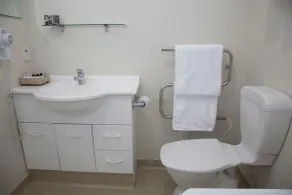 Westport Spa Motel - Bathroom