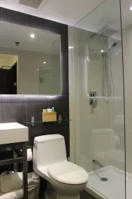 The Saint James Hotel, an Ascend Collection Hotel - Bathroom