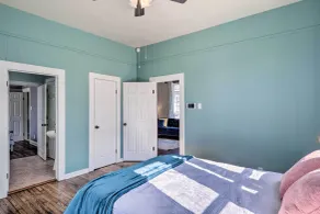 Lake Charles Cottage w/ Fireplace & Yard! - Intérieur