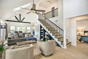 Spacious Lakefront Home w/ Fire Pit & Fun Barn! - Interiør