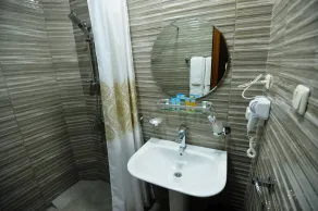 Yerevan Deluxe Hotel - Bathroom