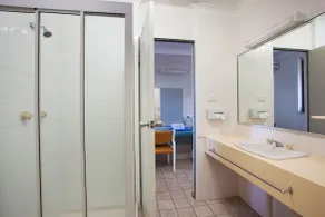 Vale Hotel - Bathroom