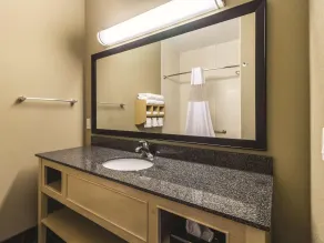 La Quinta by Wyndham Fargo-Medical Center - Bathroom