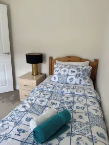 Comfortable 5-Guests Abode - In Quiet Village - Room
