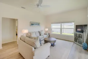 Community Pool & Tennis Court: Gem in The Villages - Interior