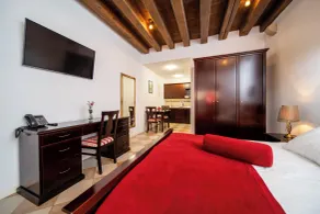 SUNce Palace Apartments with free offsite parking - Habitación