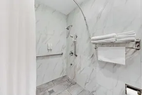 Quality Inn & Suites Sacramento Downtown Area - Salle de bain
