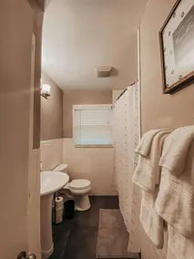 The Burrow-Cozy 3 BDRM HM - Free Parking - Salle de bain