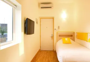 Bloomrooms @ New Delhi Railway Station - Room
