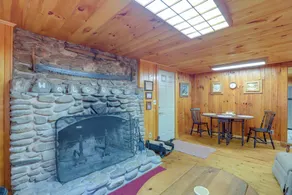 Dog-friendly Burnsville Cabin Rental Near Hiking! - Interiör
