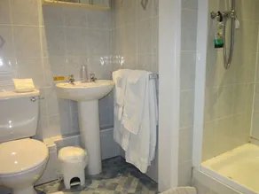 Newmans Hall Bed & Breakfast - Bathroom