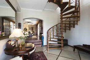 Five Burnham Guest House - Interior entrance