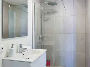 Vibrant apartment on bustling street, above a restaurant - Perfect for tourists, - Bathroom