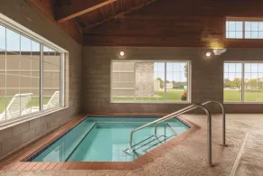 Country Inn & Suites by Radisson, Willmar, MN - Piscina