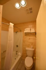 Quality Inn & Suites Mackinaw City Beachfront - Bathroom