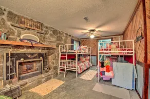 Riverfront Getaway w/ Treehouse, Fire Pit & Deck! - Rum