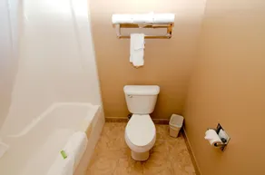 Cobblestone Inn & Suites - Denison | Oak Ridge - Bathroom