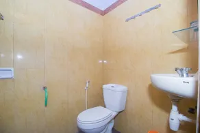 RedDoorz Syariah near Alun-Alun Bojonegoro - Bathroom