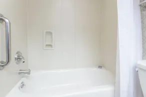 Hawthorn Suites by Wyndham Livermore - Bathroom