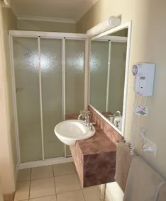 Inverloch Central Motor Inn - Bathroom