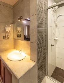D´Milez Hotel - Bathroom