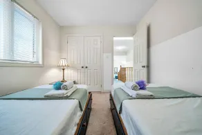 4 TVs, King Bed, Across Recreational Park, Tennis Court, Near Commercial Center - Room