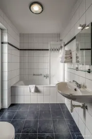 New Hotel de Lives - Bathroom